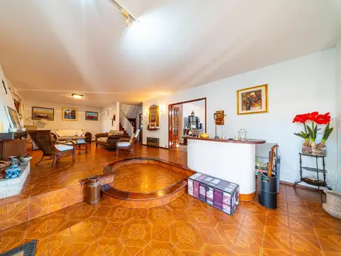 Casa 8 ambientes con 3 baños