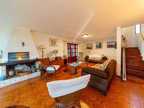 Casa en Venta con 3 cocheras