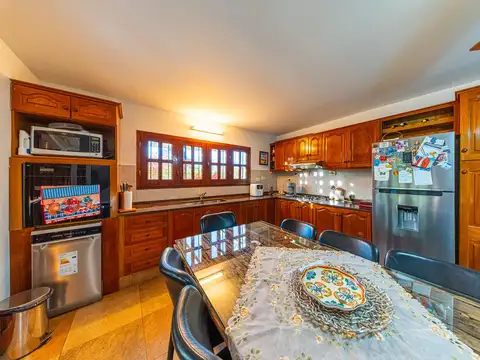 Casa 8 ambientes con 3 baños