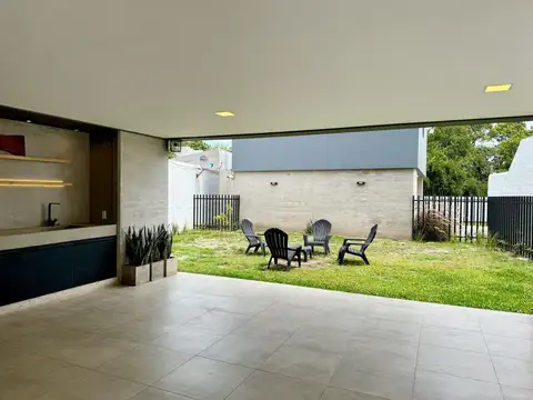 Casa en venta en Villa Belgrano – 2 dormitorios en suite, galería y cochera