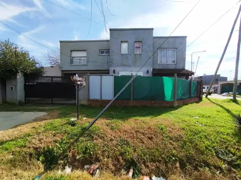 Casa Multifamiliar 5 Ambientes en venta en Esquina con Piscina Cochera cubierta en Benavidez Tigre