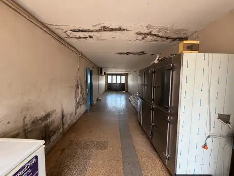 Local comercial con depósitos + casa en barrio Fátima