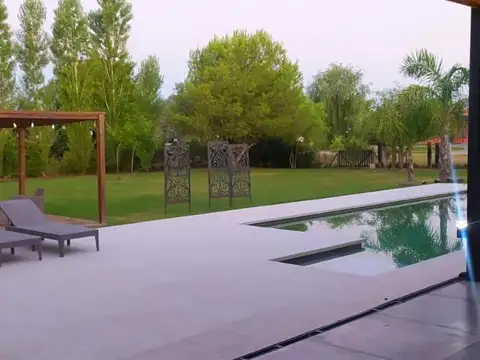 Casa en Alquiler con 6 cocheras