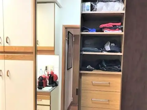 Excelente monoambiente con cochera fija cubierta