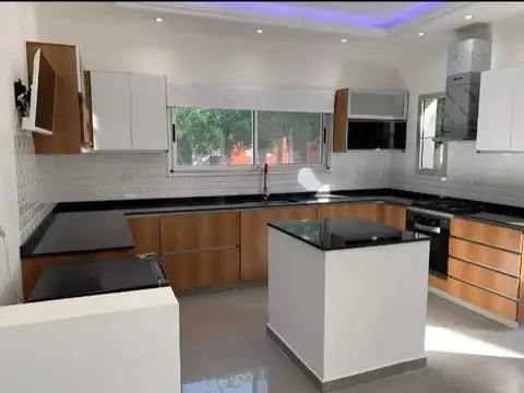 Casa 4 ambientes con 4 baños