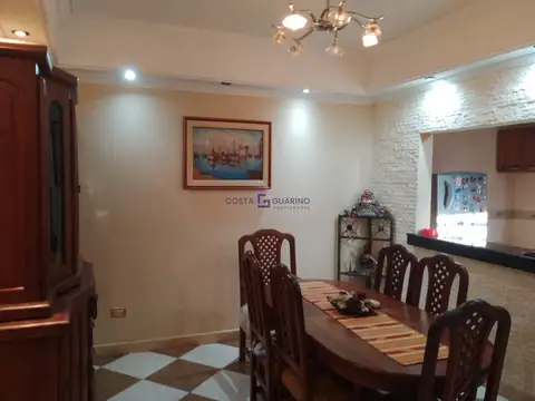 Excelente casa con dos propiedades de 3 ambientes con cochera y pileta