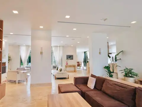 Casa en Venta con 4 cocheras