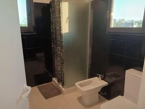 Casa en Alquiler con 2 cocheras
