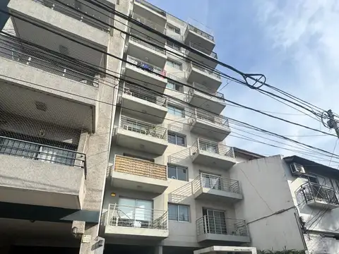 Hermoso monoambiente con cochera cubierta en alquiler super divisible con excelente luz y muy buena ubicacion