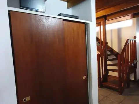 Casa en venta - 3 Dormitorios 4 Baños - 330 mts 2 - Villa Elisa