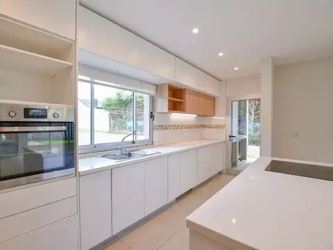 CASA EN VENTA EN CITY BELL 4 DORMITORIOS