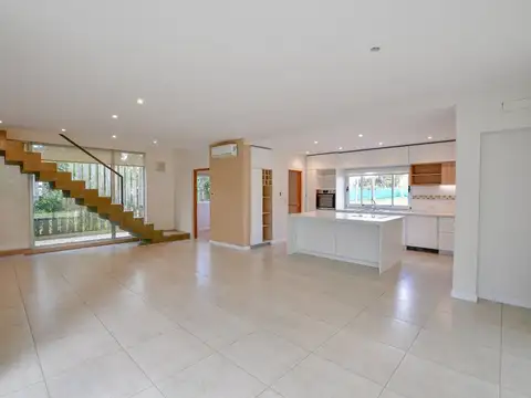 Casa en Venta con 4 cocheras