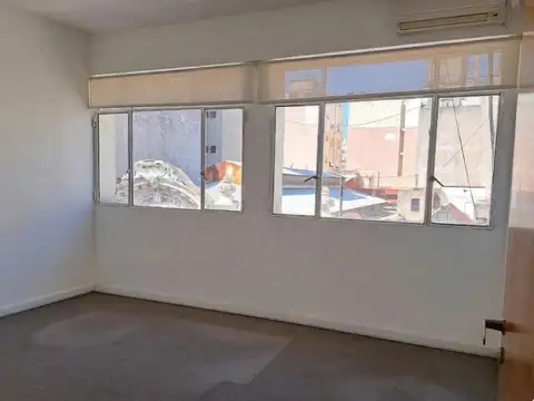 Oficina 9 ambientes con 2 baños