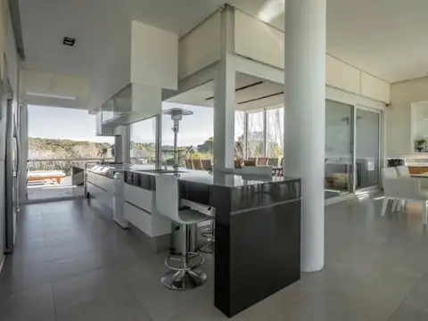 Casa en Venta con 3 cocheras