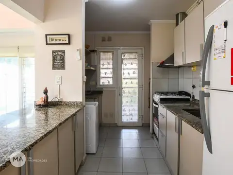 Casa en Alquiler con 2 cocheras
