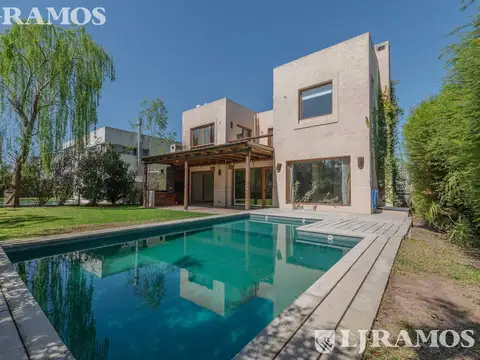 Casa 7 ambientes con 2 baños