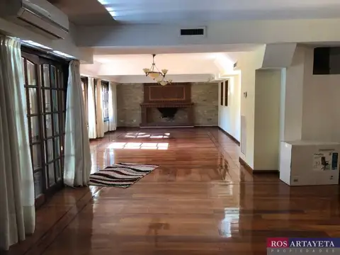 Casa 8 ambientes con 4 baños
