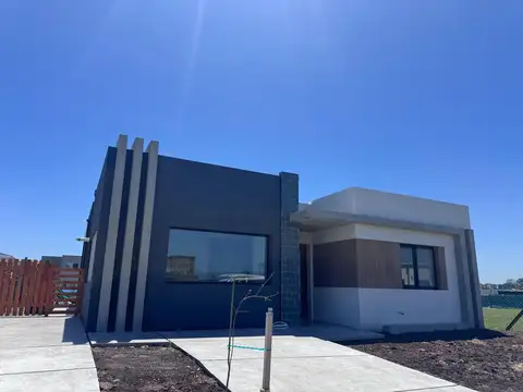 Venta de casa moderna en una planta construccion tradicional - Santa Elisa Pilar del Este
