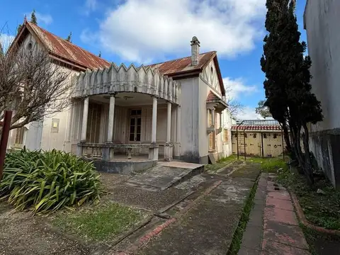 Casa 10 ambientes con 2 baños