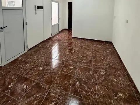 Departamento tipo casa en alquiler en Lanus