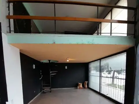 Local en esquina 2 plantas + espacio aéreo. POSIBILIDADES DE AMPLIACION!