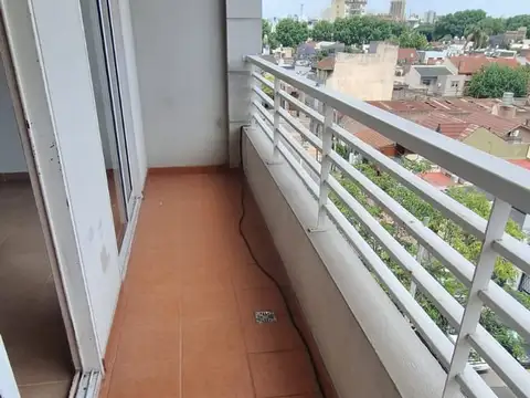 SANTOS LUGARES GIORELLO 2000 semipiso 2 amb 5to.P.al fte. muy luminoso