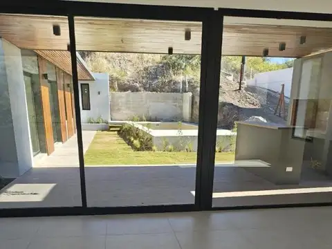 Casa 4 ambientes con 3 baños