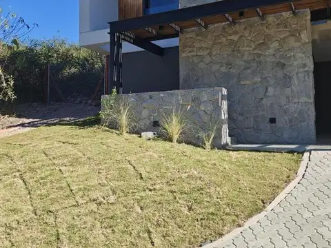 VENDO CASA MODERNA FUNCIONAL, LUMINOSA  VISTAS PRIVILEGIADA