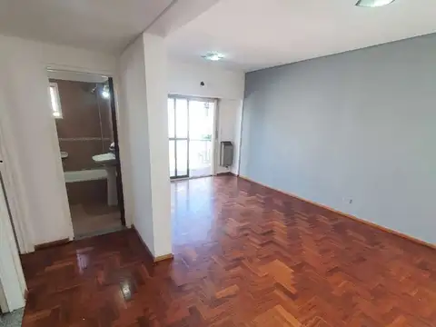 Semipiso 2 amb.Super Luminoso  amplio, coc separada, balcon 9 M2, MB Zona Alt Riv 10700, a 3 cuadras plaza V.Luro