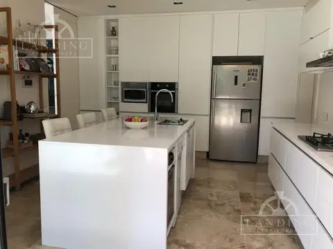 Casa Moderna en Libertador al Rio. San Isidro.
