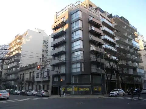 Cochera. Edificio de categoria OPORTUNIDAD!