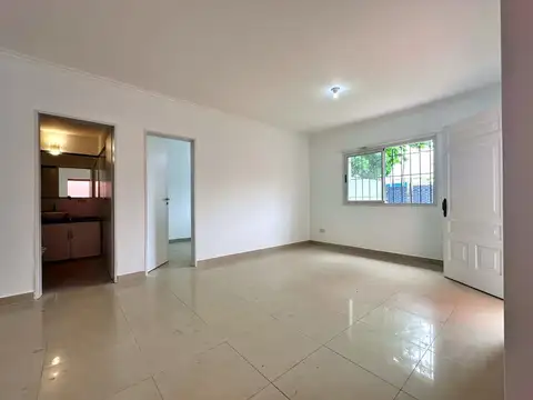 Casa en Alquiler con 3 cocheras