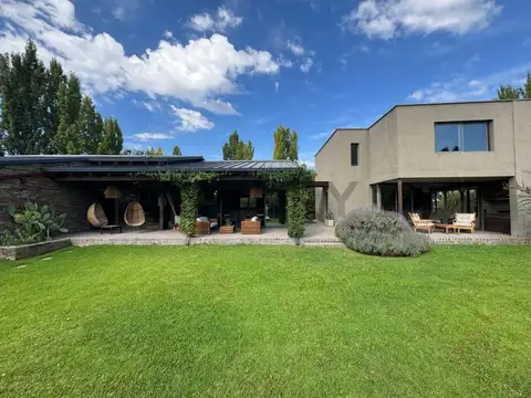 CASA DE CATEGORÍA EN CHACRAS DE CORIA