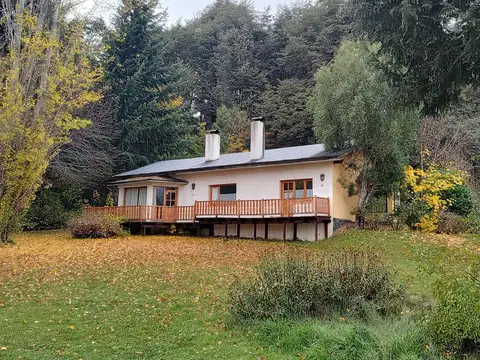 Complejo de 3 casas y bloque de 5 departamentos dúplex.