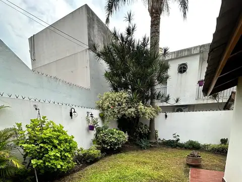 Casa 8 ambientes con 4 baños