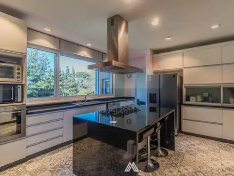 Casa 7 ambientes con 4 baños