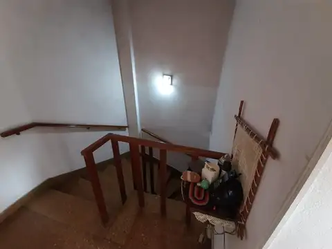 CASA DE 4 AMBIENTES CON LOCAL, ENTRADA PASANTE DE AUTO, FONDO LIBRE Y PATIO TERRAZA