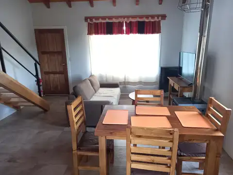 Cómoda cabaña dos ambientes, en dos plantas, con entrada pasante de auto y jardín.
