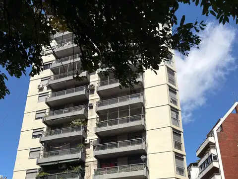 VENTA DEPTO. 3 AMBIENTES CON DEPENDENCIA DE SERV., ALMAGRO.