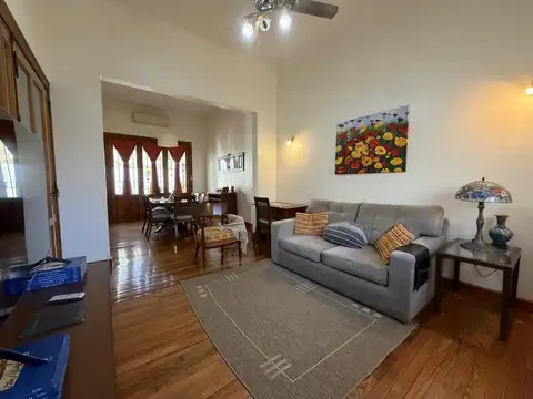 Casa 6 ambientes con 2 baños