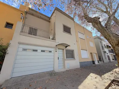 Casa en venta con patio y cochera en barrio parque apta credito