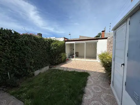 Duplex 4 amb con entrada de autos y patio con quincho