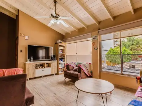 CASA EN VENTA CON JARDIN, PISCINA Y COCHERA