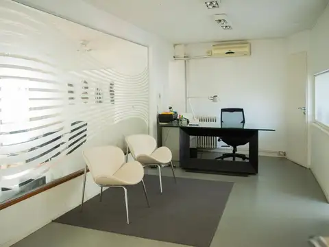Oficina 8 ambientes con 2 baños