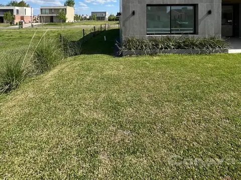 Casa en Venta con 4 cocheras