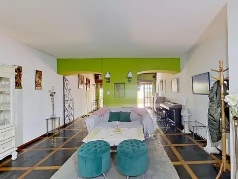Departamento 4 ambientes con 2 patios, parrilla y cochera