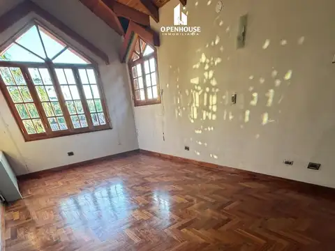 Casa en Alquiler con 2 cocheras
