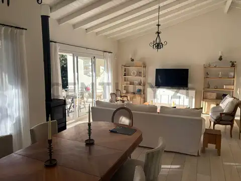 Casa en Alquiler en Las Glorias, USD 2.225