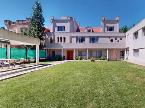 Venta Casa en excelente ubicación de La Horqueta con jardín lindísimo, quincho y parrilla