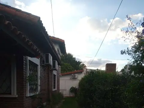 Casa 6 ambientes con 2 baños